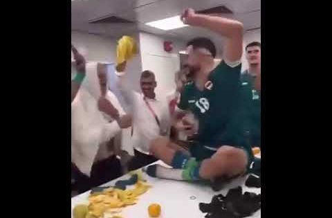 مدرب العراق يحتفل بطريقته الخاصة #العراق