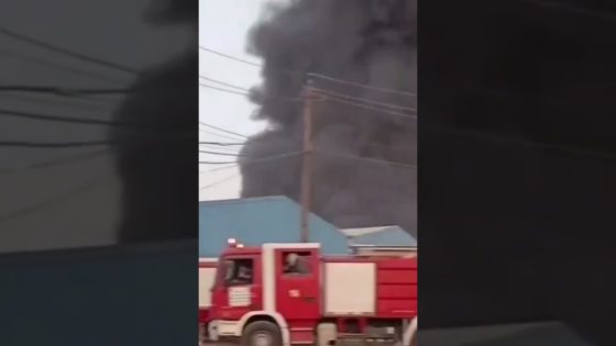 سيارة الاسعاف يدفعونها للحريق #العراق #سيارة_اسعاف