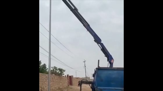 مرشحة رفعت عواميد الكهرباء بعد خسارتها