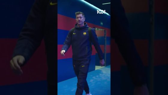 لحظة وصول نجوم برشلونة إلى أرضية ملعب كامب نو بعد 909 أيام غاب فيها الفريق عن بيته الأول