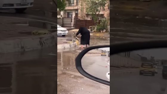 امرأة تنظف مجاري الشارع #العراق