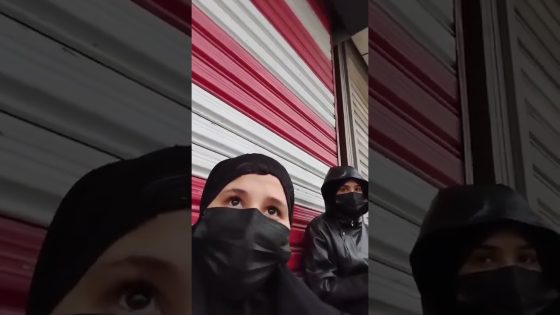 امرأة و اطفالها تستغيث بالناس بعد طرد زوجها بالشارع #العراق