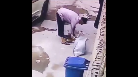 ام عراقية تساعد فقير في الشارع رمضان
